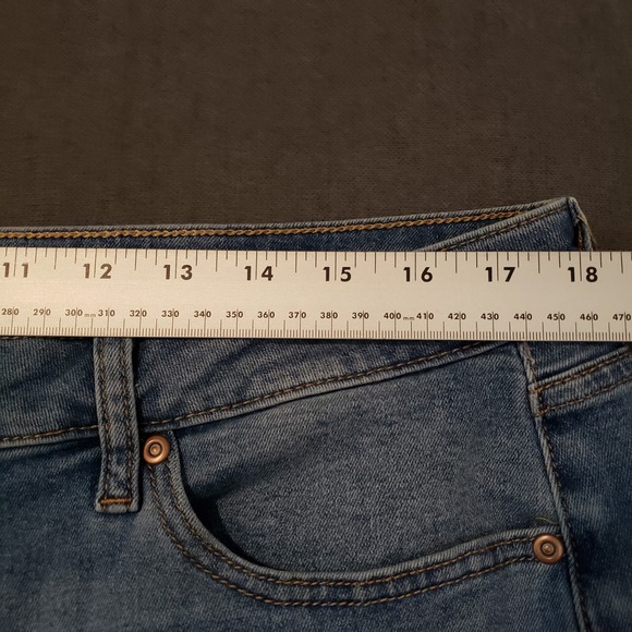 Sonoma Bermuda Shorts Womens 18 Blue Denim Distressed Raw Hem Mid Rise - Picture 8 of 9